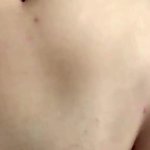 MUJER CON CADERAS ANCHAS y cintura delgada haciendo ejercicios sensuales con ganas de sexo