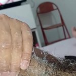 mi mano se desliza sobre la polla de los bastardos en una paja fuerte y traviesa él reina el semen viendo porno sucio